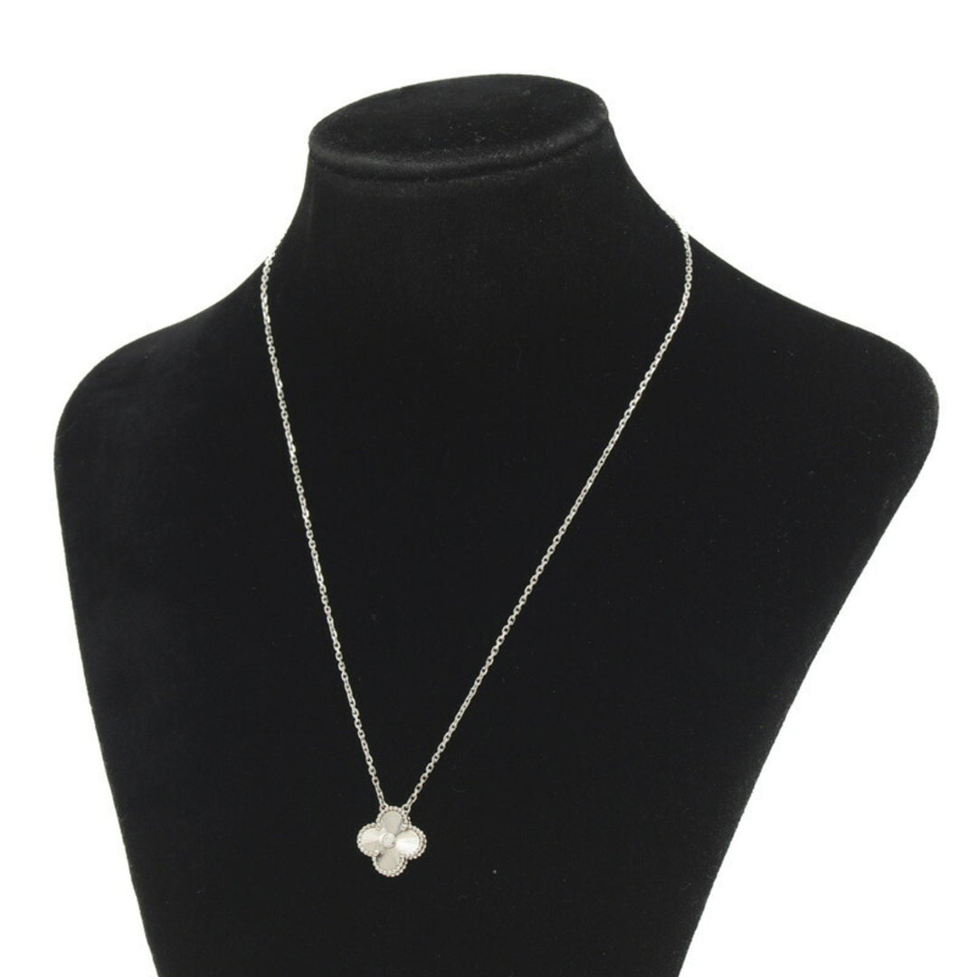 Sliver  Clover Stainless Steel Necklace – A Statement of Elegance